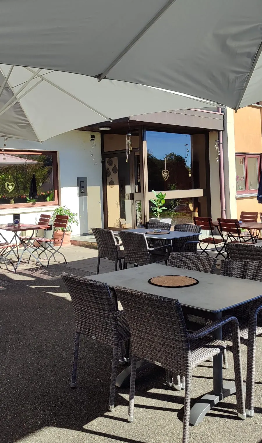 Die Terrasse des Schinderhannes mit Sonnenschirmen vor dem Eingang