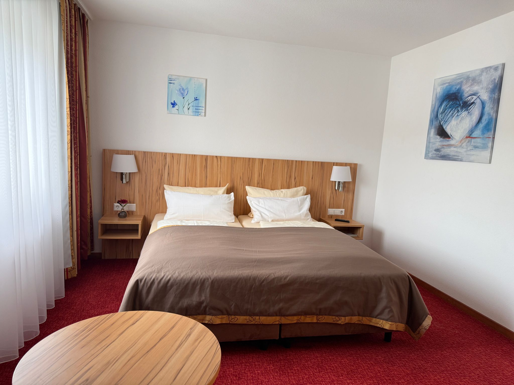 Doppelzimmer im Schinderhannes mit Doppelbett und Nachttischlampen