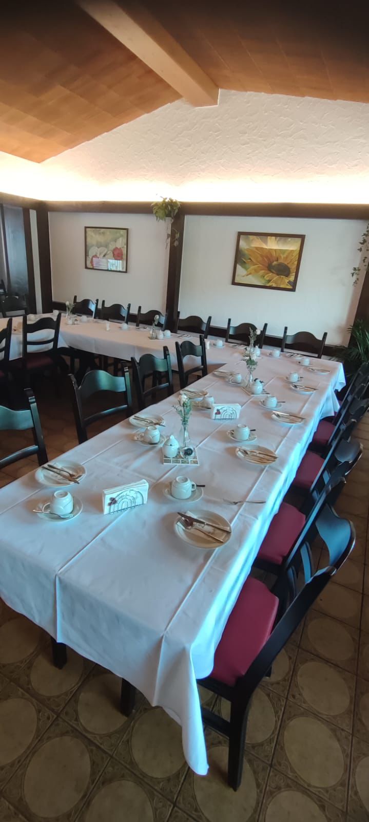 Festlich eingedeckte Tafel im Saal des Schinderhannes