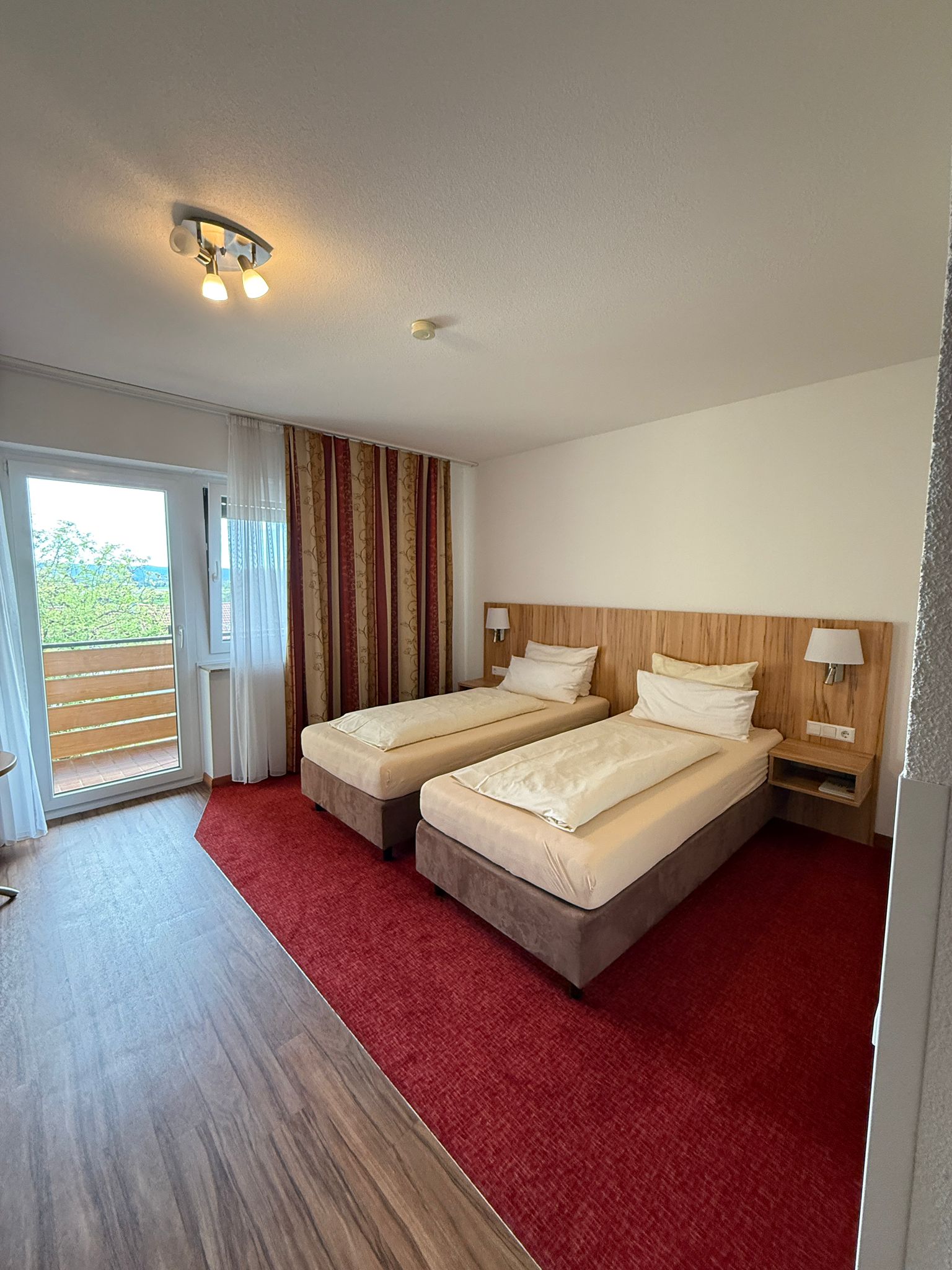 Zimmer mit zwei Betten und Blick zum Balkon
